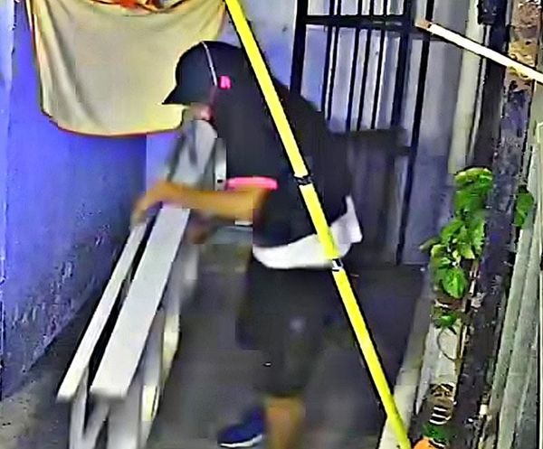 ¡“JAULERO” ROBÓ ESCALERA AL VECINO!