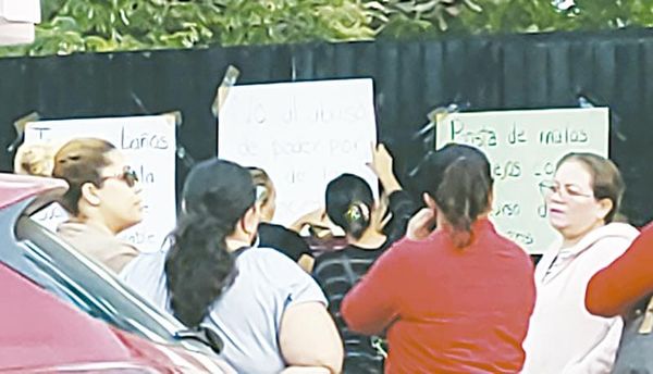 ¡TOMAN SECUNDARIA DE BOCA DEL RÍO! - *Por presunto desvío de recursos de la asociación de padres de familia