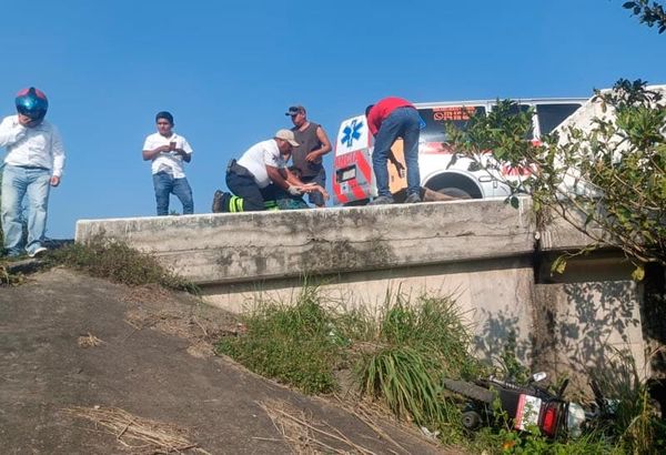 ¡MOTOCICLISTA CASI SE MATA!