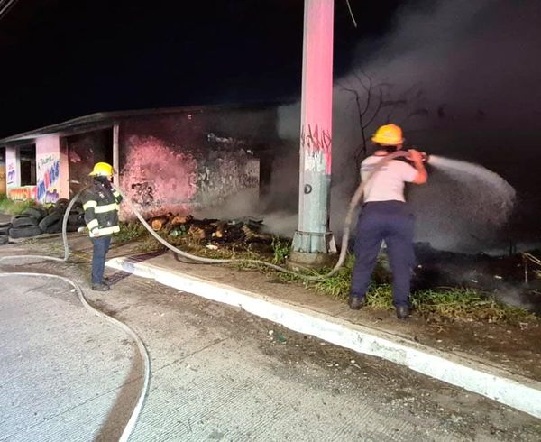 ¡SE QUEMAN LLANTAS Y PASTIZAL EN JB LOBOS!