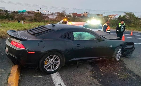 ¡CHOCAN Y ABANDONAN CAMARO EN LA AUTOPISTA VERACRUZ-CARDEL!