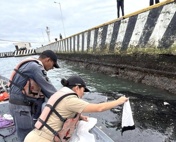 ¡DERRAME EN EL MUELLE! - *Aparece mancha de aceite en el Malecón