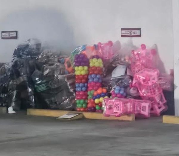 ¡QUE HAY JUGUETES ABANDONADOS! - *En el estacionamiento del Congreso dice Hétor