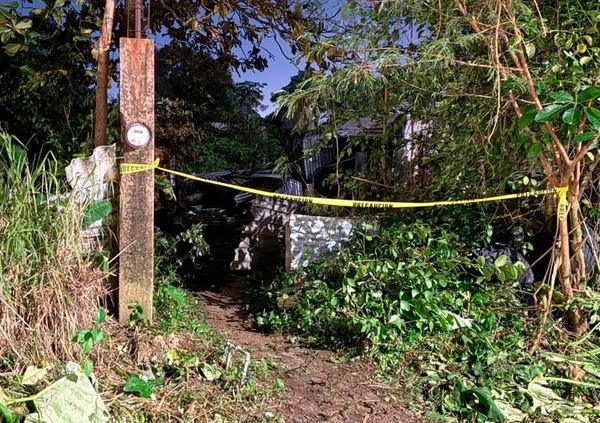¡ABUELITA Y SU NIETO MUEREN QUEMADOS! - UNA VELADORA CAYO Y EL FUEGO INCENDIO LA CASA DE MADERA EN COATZACOALCOS