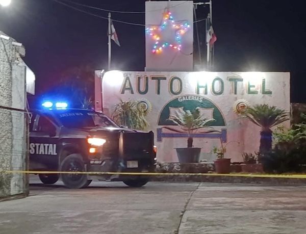 ¡MUJER ASESINADA A BALAZOS EN AUTO HOTEL DE TUXPAN!