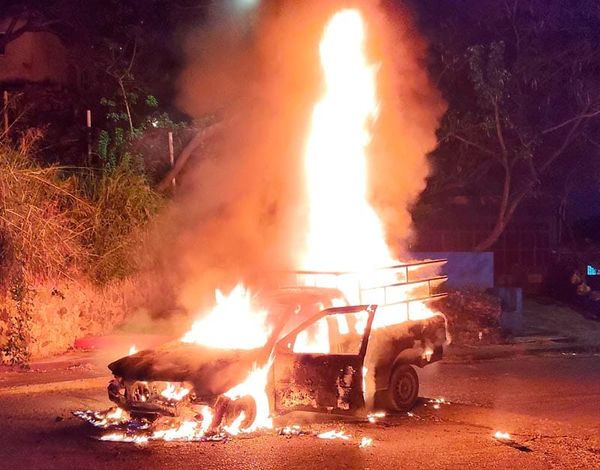 ¡FUEGO CONSUMIÓ CAMIONETA EN LA COLONIA POCITOS Y RIVERA!