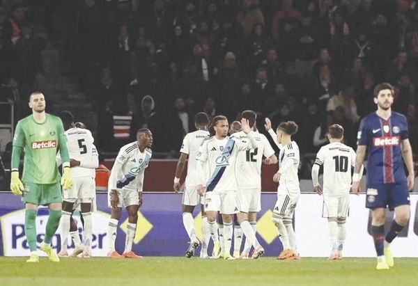 ¡PARÍS FC DE SALMA HAYEK ELIMINA DE LA COPA AL PODEROSO PARÍS SG!