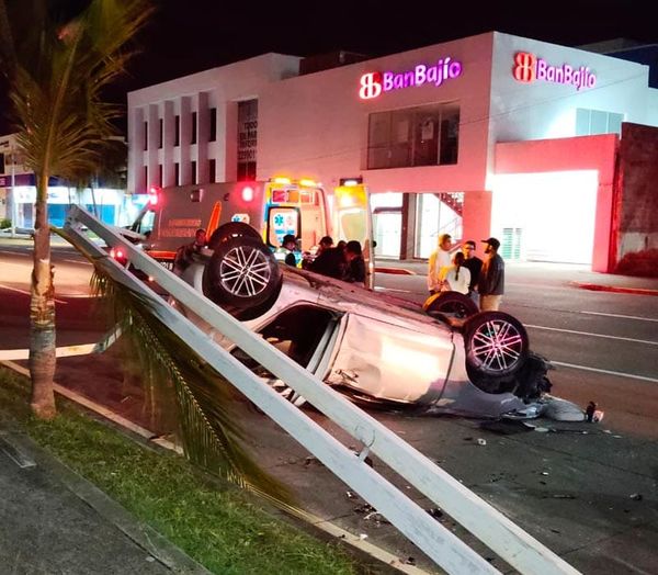 ¡CHOCÓ CONTRA LUMINARIA Y VOLCÓ FRENTE AL ILUSTRE!