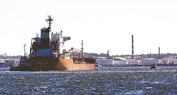 ¡OTRO BARCO PETROLERO!