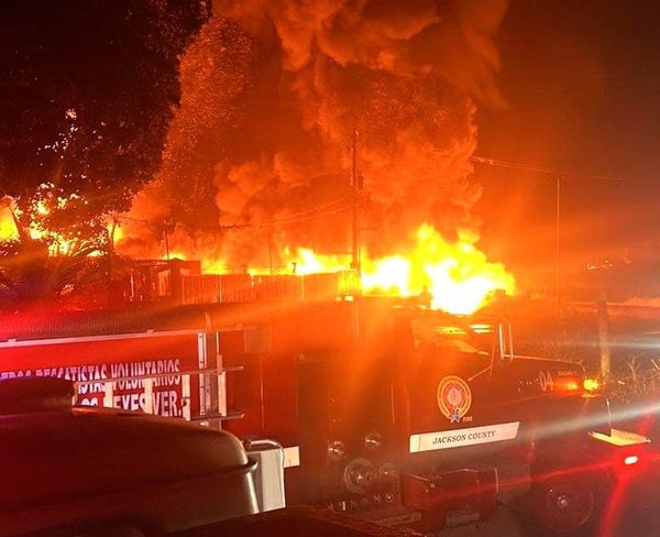 ¡ARDEN TALACHERA Y NEGOCIO DE TARIMAS EN AMATLÁN!