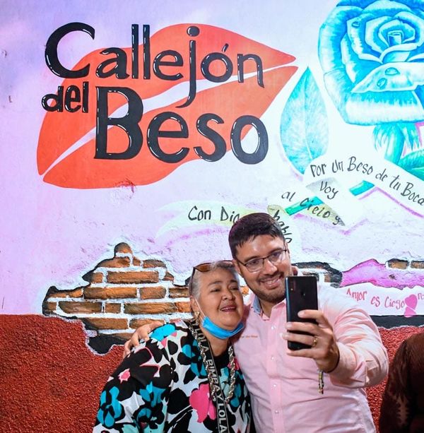 ¡YA TIENE ALVARADO CALLEJÓN DEL BESO!