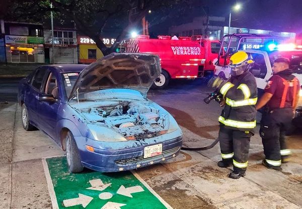 ¡SE PRENDIÓ COCHE POBLANO EN LA AVENIDA CUAUHTÉMOC!