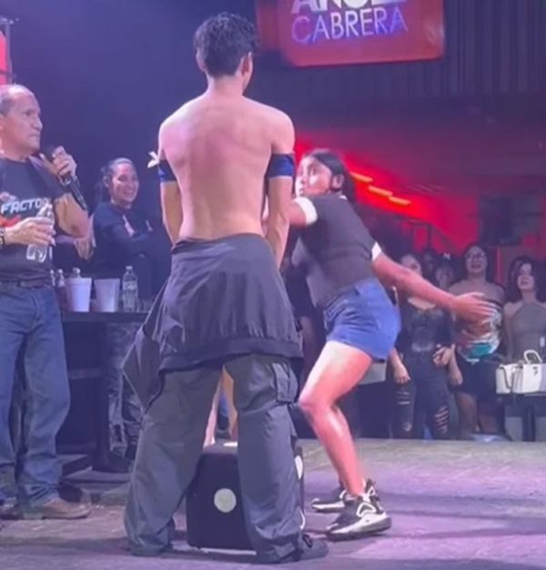 ¡CACHETADAS GUAJOLOTERAS! - *Y LO NOQUEA