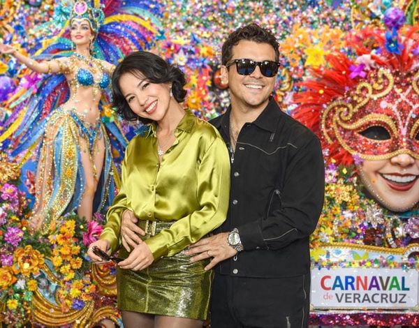 ¡NODAL TRAE A ÁNGELA! - ÁNDALE