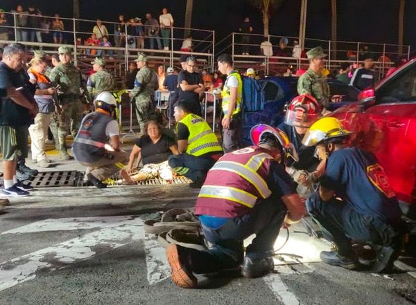 ¡SE LE ATORÓ LA PIERNA EN ALCANTARILLA EN EL ÚLTIMO DESFILE DEL CARNAVAL!
