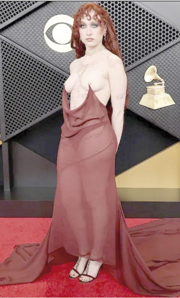 ¡HUBO DE TODO EN LA PASARELA DE LOS GRAMMYS!