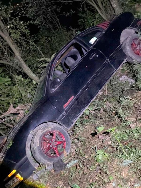 ¡DEJA 2 HERIDOS AUTO QUE CAYÓ A UN BARRANCO!