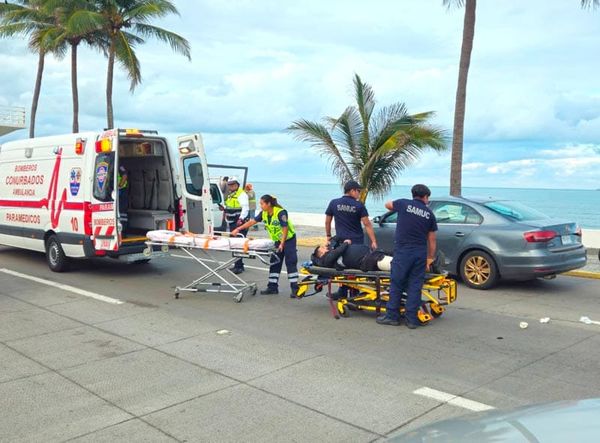 ¡EVITA CHOCAR CON AUTO Y TERMINA DERRAPANDO EN EL BULEVAR!