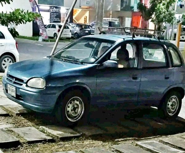 ¡LADRONES ROBAN COCHE EN PLAZA LAS BRISAS!