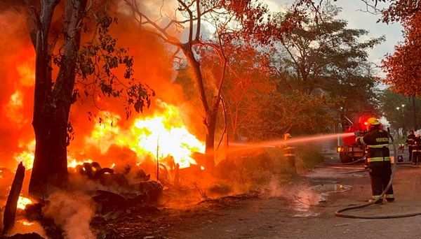 ¡ARDE TIRADERO CLANDESTINO EN LAS BAJADAS!