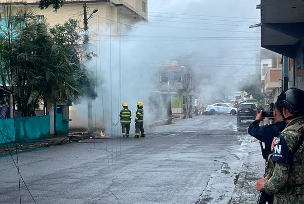 ¡SE INCENDIA POSTE Y DEJA OTRA VEZ SIN LUZ A VECINOS!