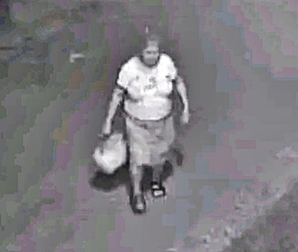 ¡GRABAN A DOÑITA TIRANDO SUS “COCHINADAS”!