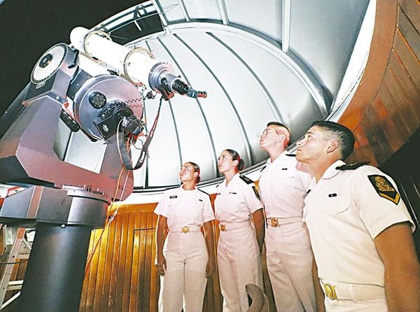 ¡PONEN A VER A CADETES DE LA HEROICA NAVAL EL DESFILE DE LOS PLANETAS!