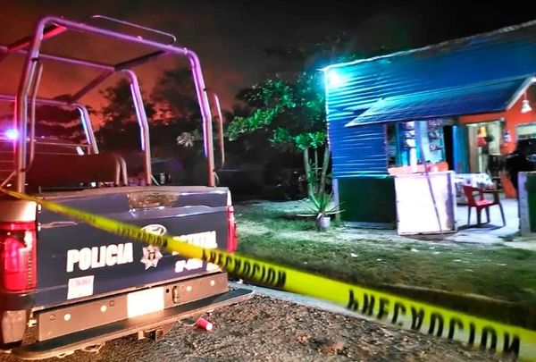 ¡ACRIBILLADOS EN EL COMEDOR! - UN MUERTO Y TRES HERIDOS EN ATAQUE ARMADO EN MOLOACÁN