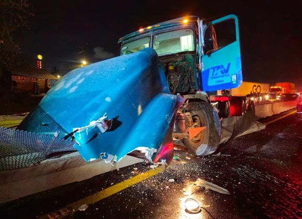 ¡COLISIONA TRACTOCAMIÓN CONTRA MURO DE CONCRETO!