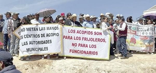 ¡RECLAMAN PRODUCTORES EN ACTO DE CSP Y ABUCHEAN A MONREAL!