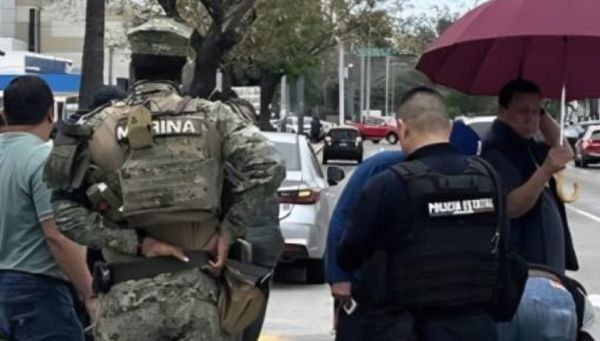 ¡ASEGURAN EN PURGA AUTOMÓVIL ABANDONADO CON DOS PISTOLAS!