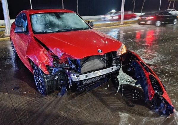 ¡CARRAZO DE LUJO CHOCÓ CON POSTE EN EL BULEVAR!