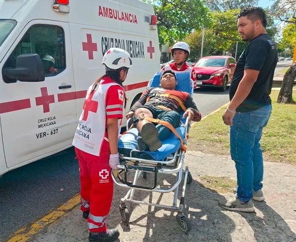 ¡MOTOCICLISTA HERIDO POR TRANCAZO CONTRA AUTO!