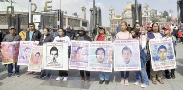 ¡PADRES DE LOS 43 RECORREN FUNERARIA CATEADA DE IGUALA!