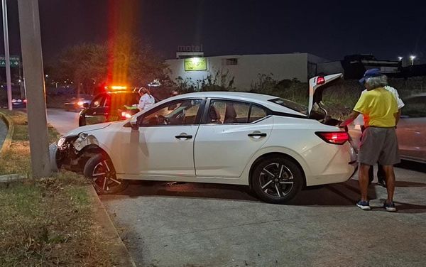 ¡ADULTO MAYOR COLISIONA CONTRA CAMELLÓN EN EL BULEVAR FIDEL VELÁZQUEZ!