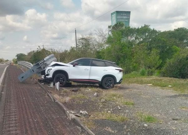 ¡CAMIONETÓN SE ESTRELLA CONTRA BARANDAL METÁLICO!