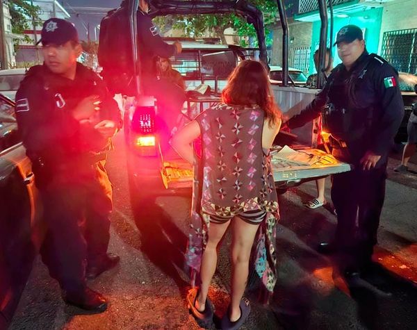 ¡LE LLEVA RAMO DE FLORES Y TRATÓ DE VIOLARLA!