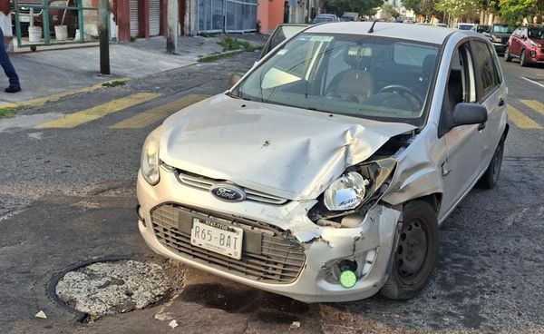 ¡SE PEGAN TRANCAZO DOS CAMIONETAS EN LA COLONIA ZARAGOZA!