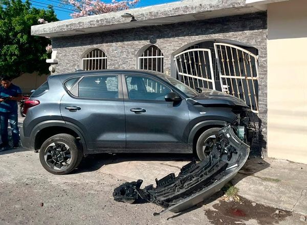 ¡SE PEGAN TRANCAZO DOS CAMIONETAS!