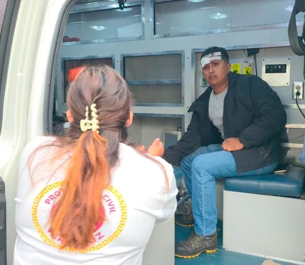 ¡PAREJA DE MOTOCICLISTAS COLISIONA CONTRA COCHE ALEMÁN EN LOS PINOS!