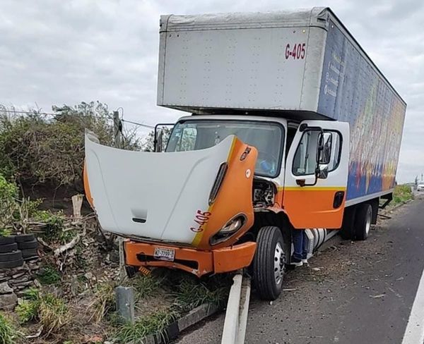 ¡SE ECHA “COYOTITO” AL VOLANTE Y CHOCA CON BARRA METÁLICA!