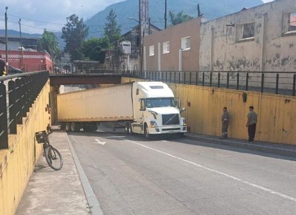 ¡SE QUEDA ATORADO TRAILER!