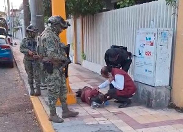 ¡LLEVAN AL HOSPITAL A HOMBRE QUE SUFRÍA CRISIS CONVULSIVA EN LA CALLE!