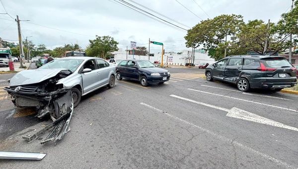 ¡SE DAN TRANCAZO POR SEMÁFORO EN ROJO!