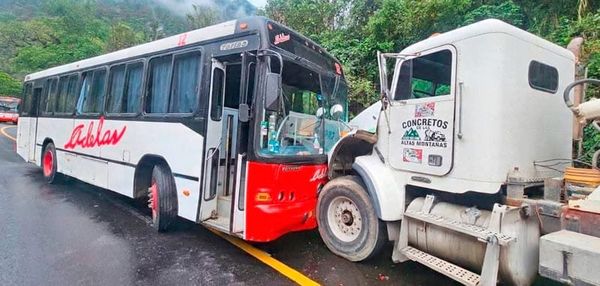 ¡CHOCARON DE FRENTE AUTOBÚS Y REVOLVEDORA!