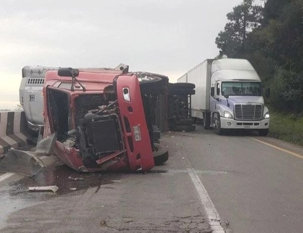 ¡CIERRAN AUTOPISTA POR VOLCADURA DE UN “MONSTRUO” EN MALTRATA!