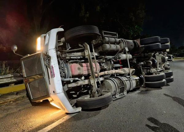 ¡VOLCÓ PIPA CON ÁCIDO ACÉTICO EN EL PUENTE CARACOL DE COATZACOALCOS!