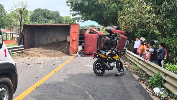 ¡VUELCA CAMIÓN DE CARGA Y OPERADOR RESULTÓ LESIONADO!