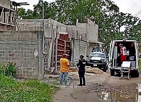 ¡ALBAÑIL CAYÓ DE LA ESCALERA DE OBRA EN CONSTRUCCIÓN!