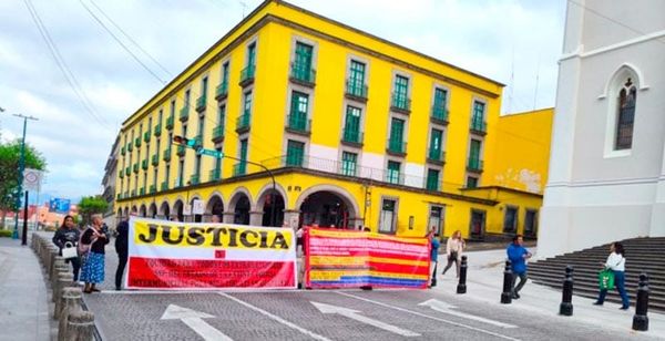 ¡BLOQUEO DE EX POLICÍAS! - *Exigen pagos pendientes desde 2015